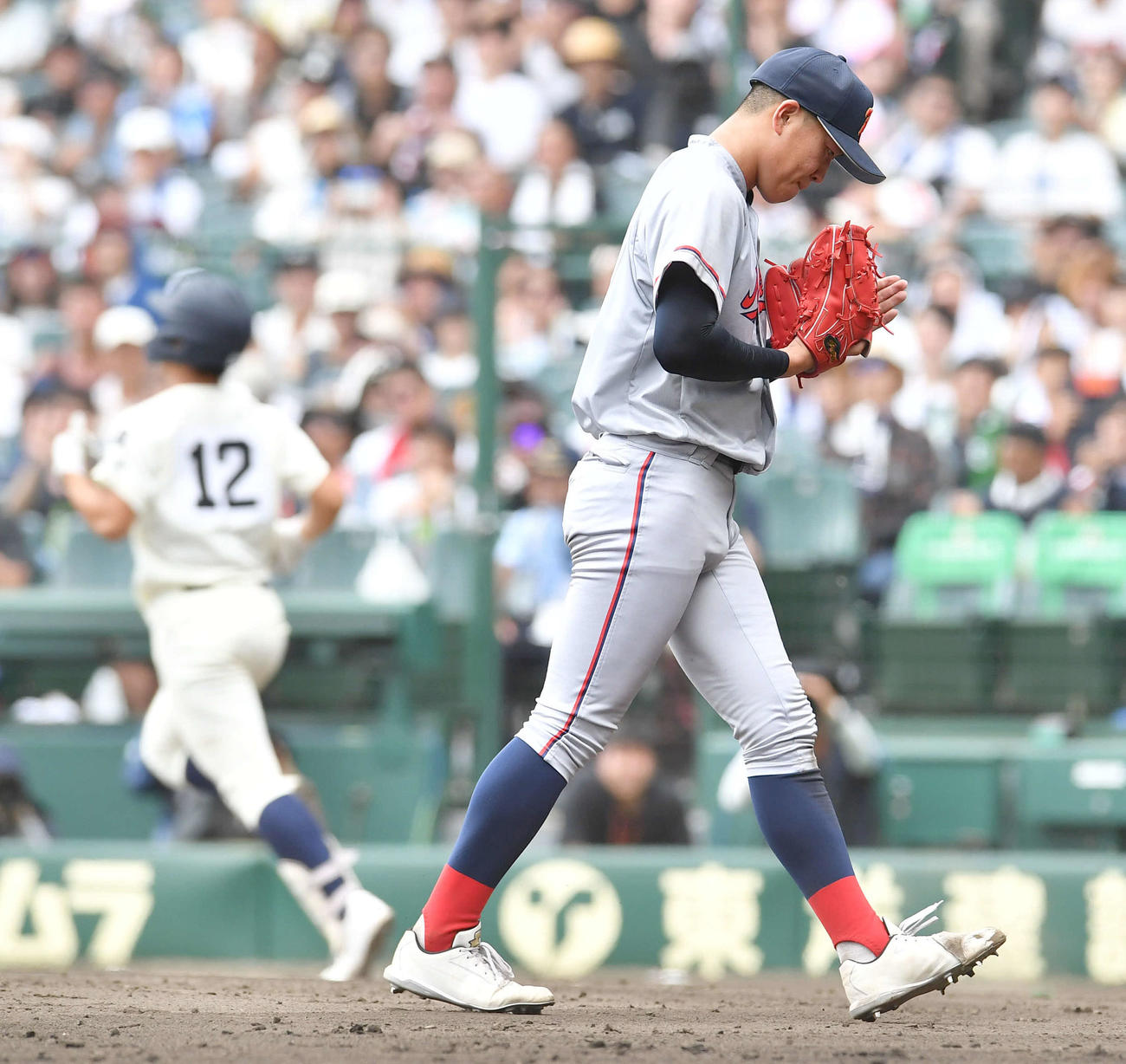 京都国際対西日本短大付　9回裏西日本短大付2死一、二塁、北村（左）を三ゴロに抑えて勝利し、グラブをたたく京都国際・中崎（撮影・岩下翔太）