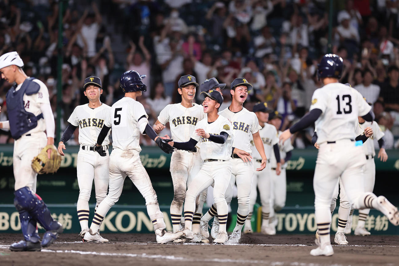 早実対大社　早実にサヨナラ勝ちし喜ぶ大社の選手たち（撮影・足立雅史）
