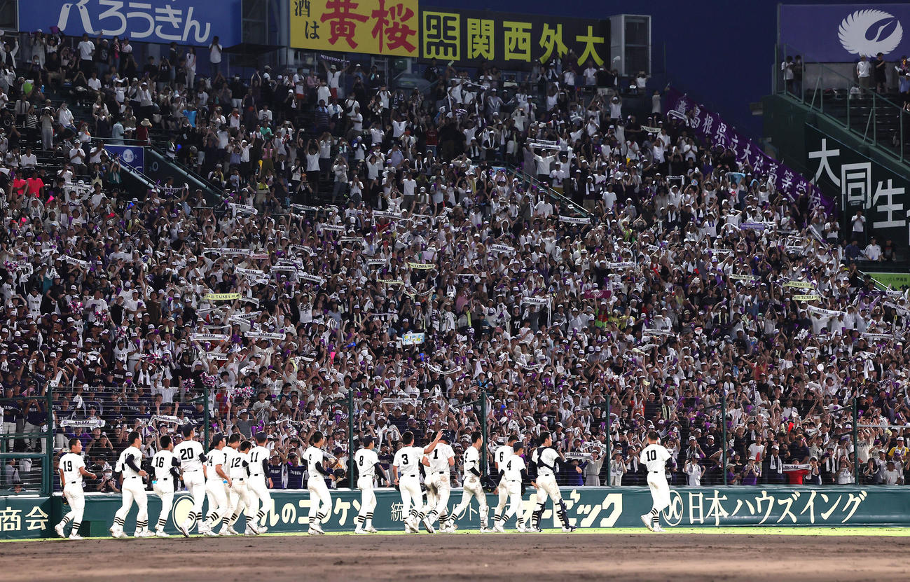 早実対大社　早実にサヨナラ勝ちし応援団と喜ぶ大社（撮影・足立雅史）