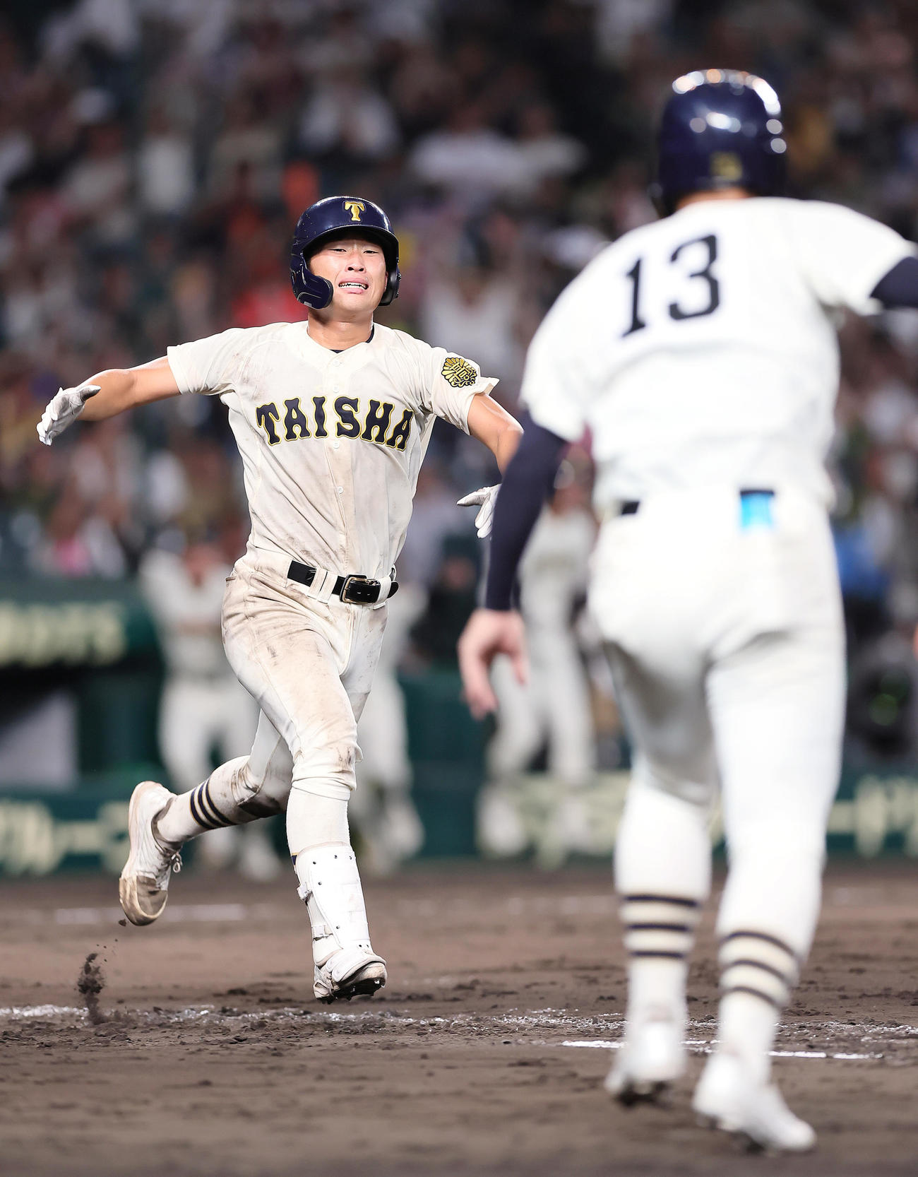 早実対大社　タイブレークの11回裏大社無死満塁、馬庭はサヨナラ打を放ち喜ぶ（撮影・足立雅史）