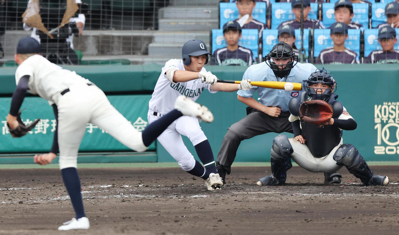 3回裏、岡山学芸館2死一塁　竹下はバントを決め投前に内野安打とする