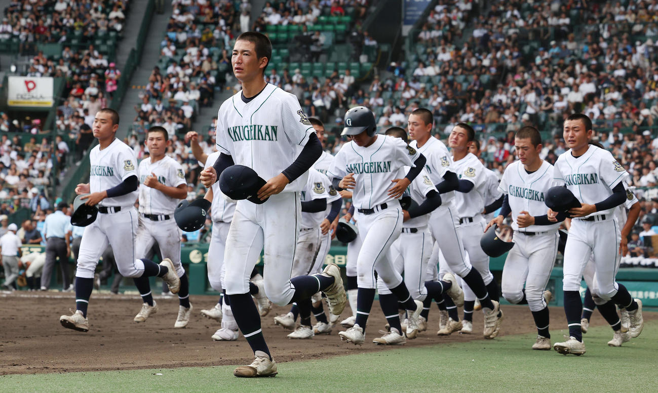 神村学園対岡山学芸館　神村学園に敗れ、悔しそうに応援団のもとにあいさつに向かう岡山学芸館ナイン（撮影・前田充）