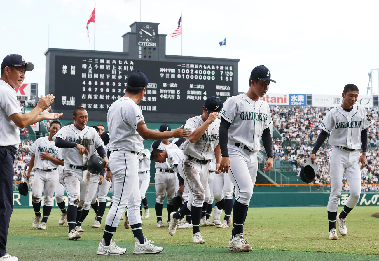 神村学園対岡山学芸館　神村学園に敗れ、悔しそうに引き揚げる岡山学芸館ナイン（撮影・前田充）