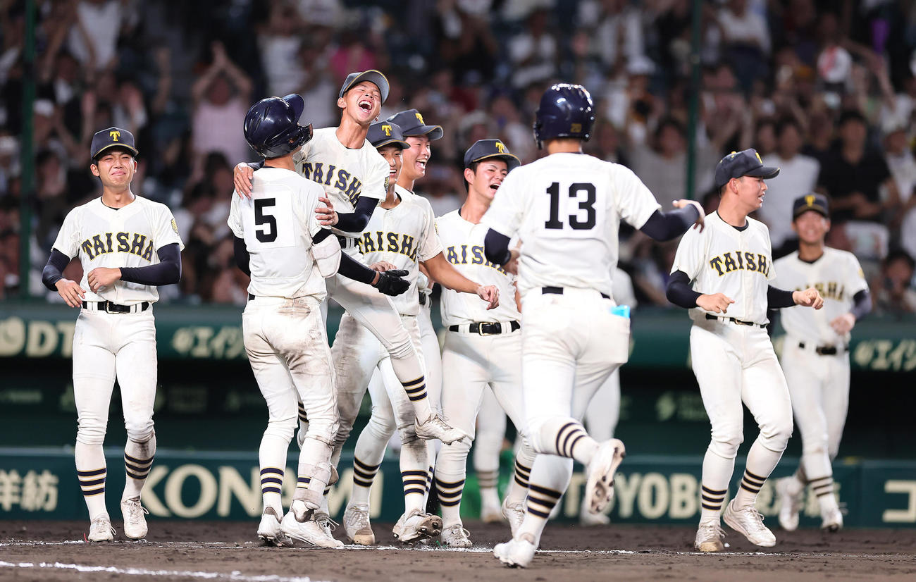 早実対大社　早実にサヨナラ勝ちし喜ぶ大社の選手たち（撮影・足立雅史）