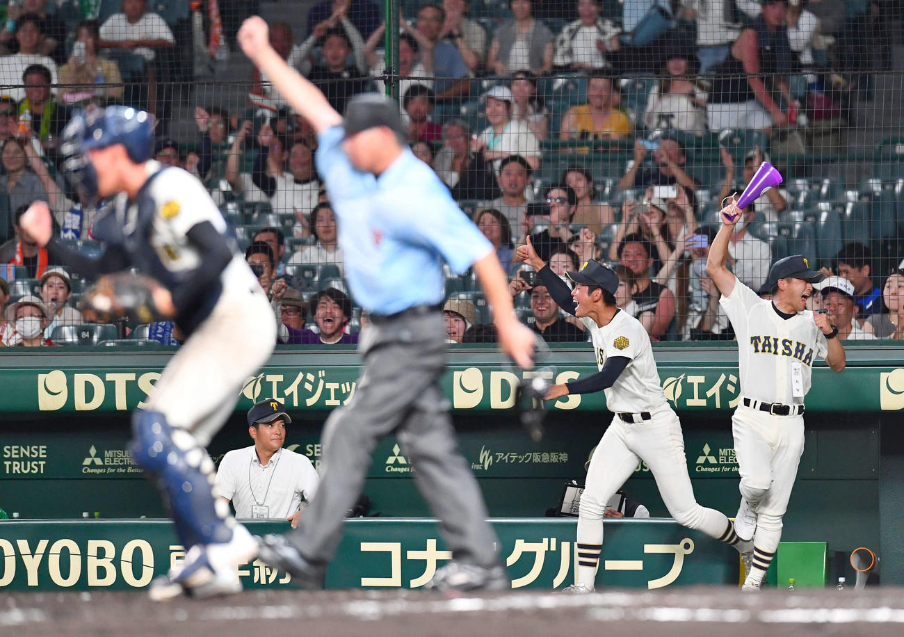 大社対創成館　タイブレークで創成館を破り、歓喜する大社・石飛監督（右端）とナイン（撮影・岩下翔太）