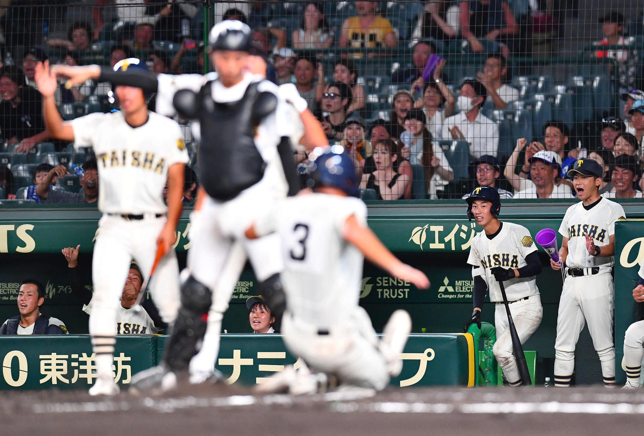 大社対創成館　10回表大社無死一、二塁、相手の失策で勝ち越し、歓喜する石飛監督（右端）と大社ナイン（撮影・岩下翔太）