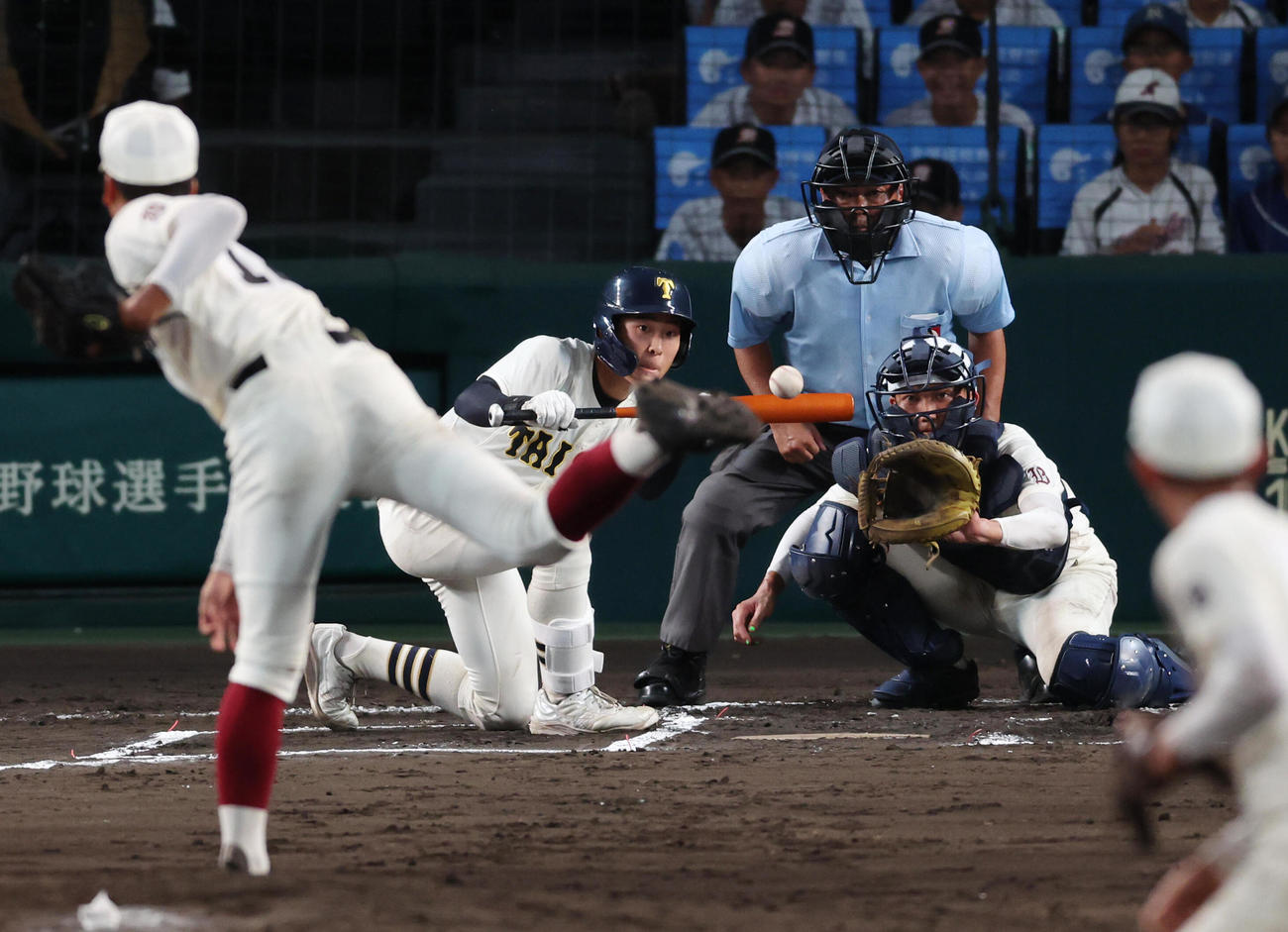 延長11回裏、大社無死一、二塁　代打安松大希はバントで内野安打を放つ