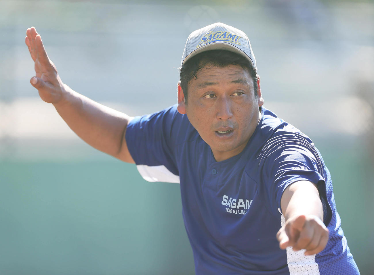 練習中、選手を指導する東海大相模・原監督（撮影・足立雅史）