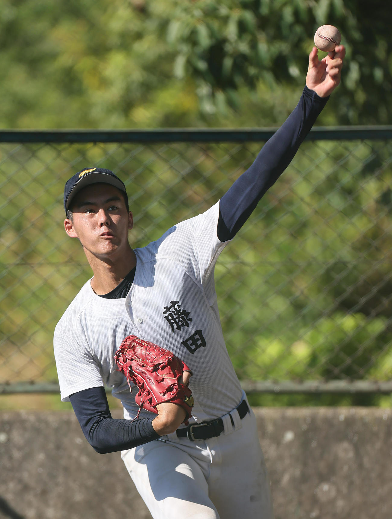 ブルペンで投球練習する東海大相模・藤田（撮影・足立雅史）