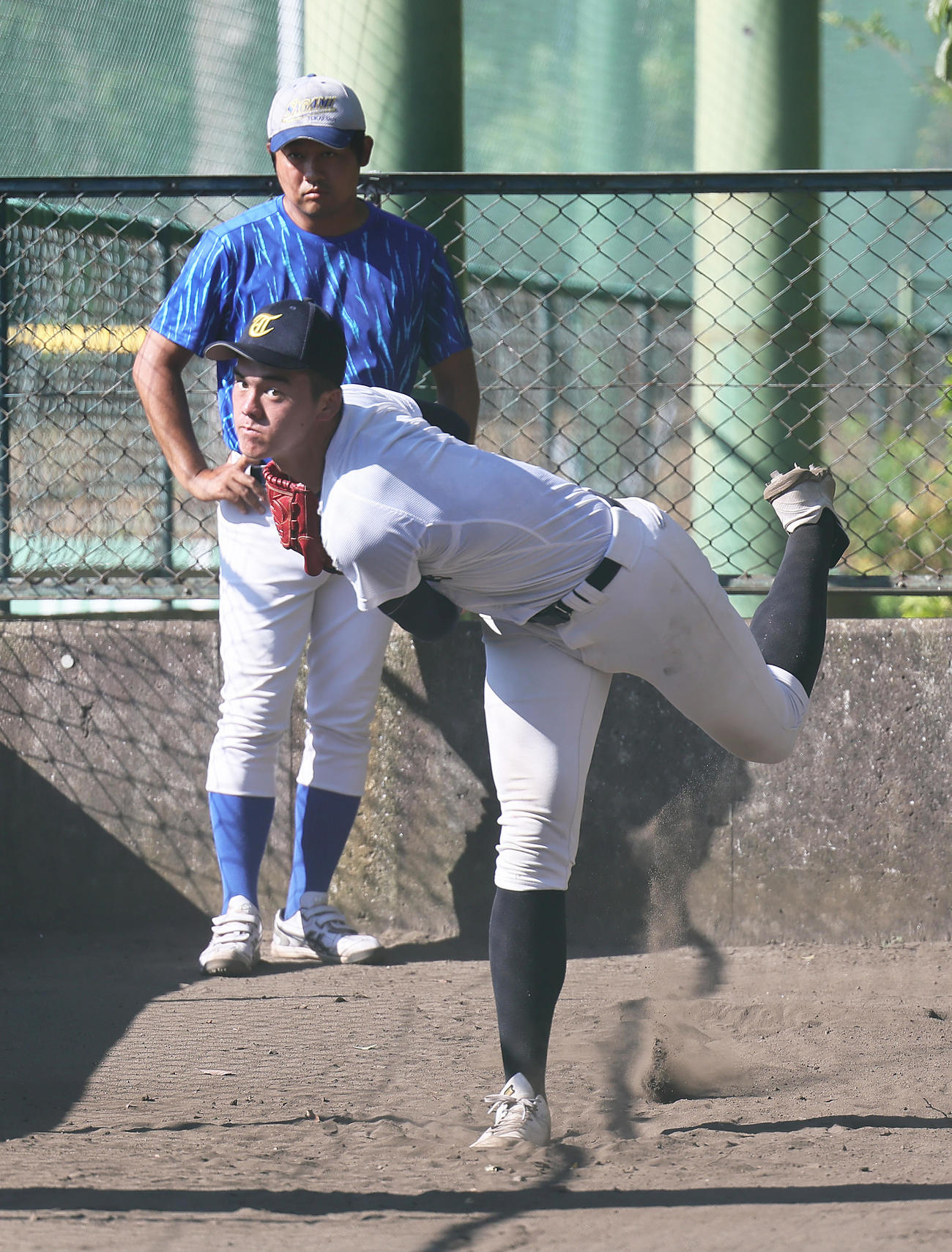 ブルペンで投球練習する東海大相模・藤田（撮影・足立雅史）