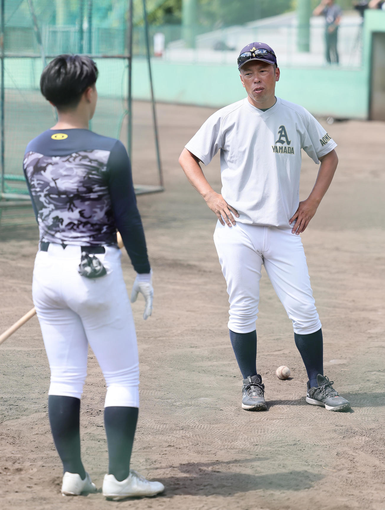 打撃練習する青森山田・橋場（左）に声をかける兜森監督（撮影・足立雅史）