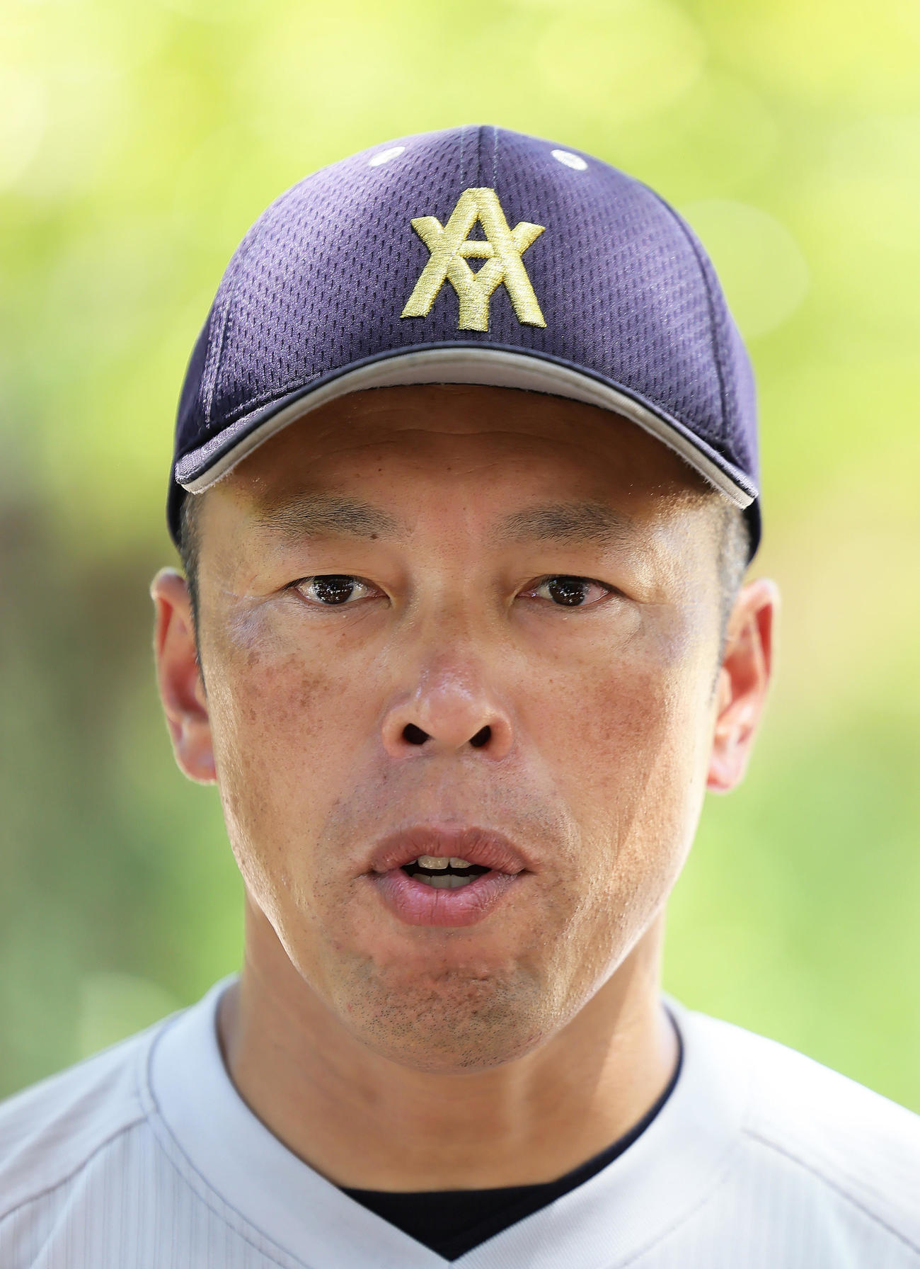 練習後、取材に応じる青森山田・兜森監督（撮影・足立雅史）
