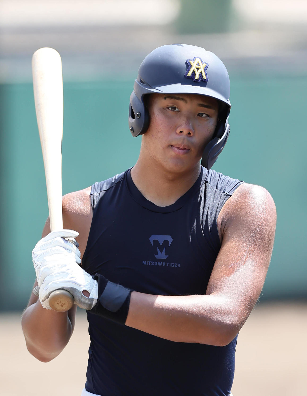 木製バットで打撃練習する青森山田・吉川（撮影・足立雅史）