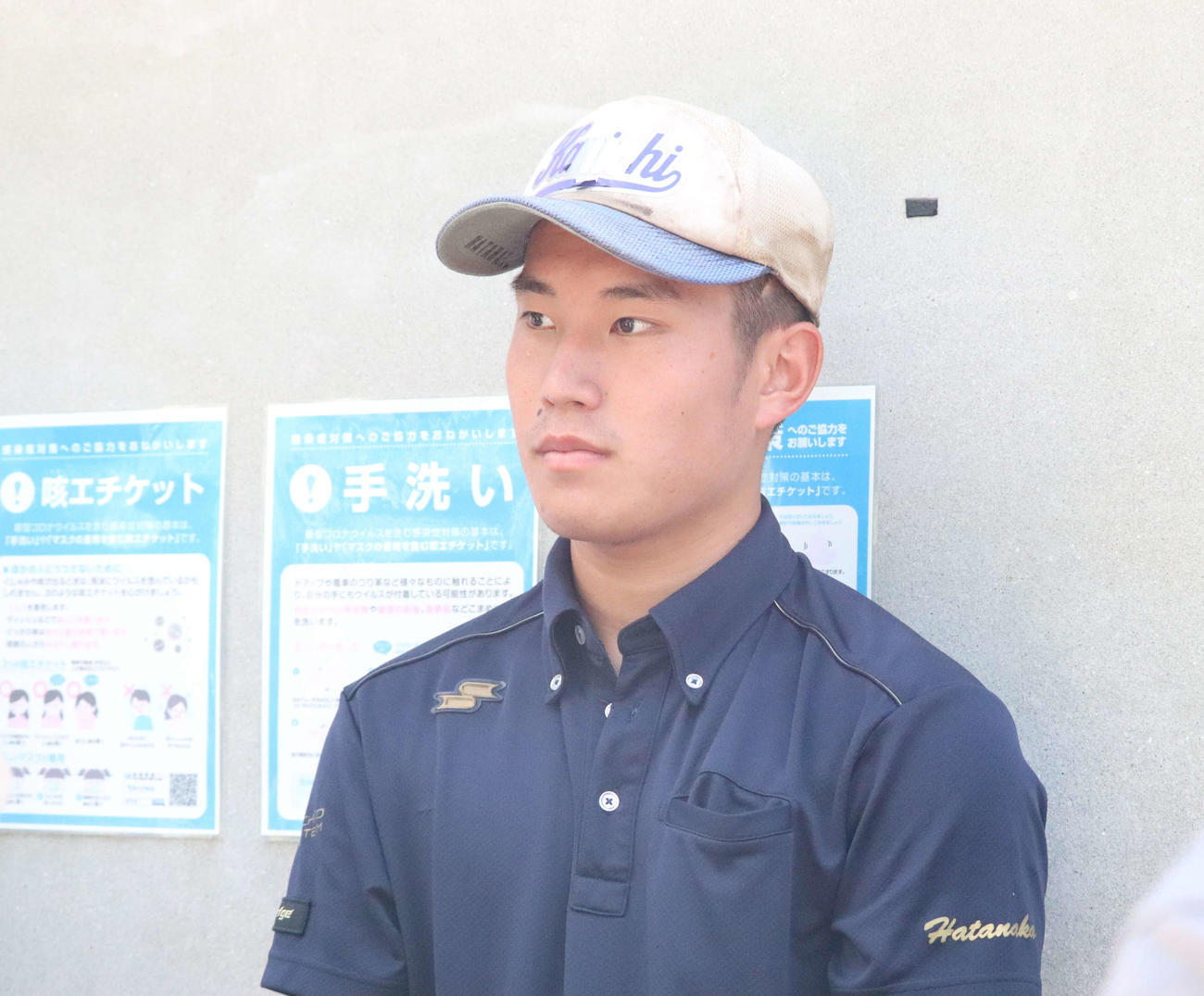 準々決勝前日練習終了後に取材に応じる関東第一・畠中（撮影・佐瀬百合子）