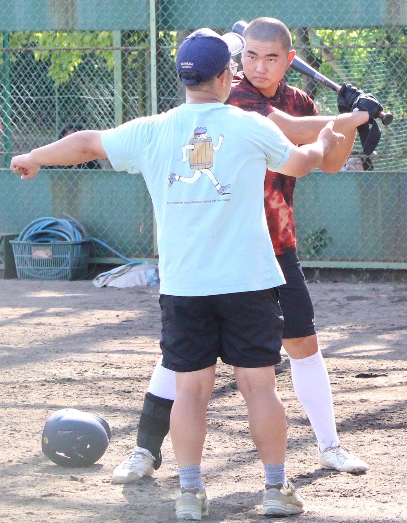 神村学園の練習中、豊重テクニカルコーチ（左）から打撃指導を受ける正林（撮影・菊川光一）