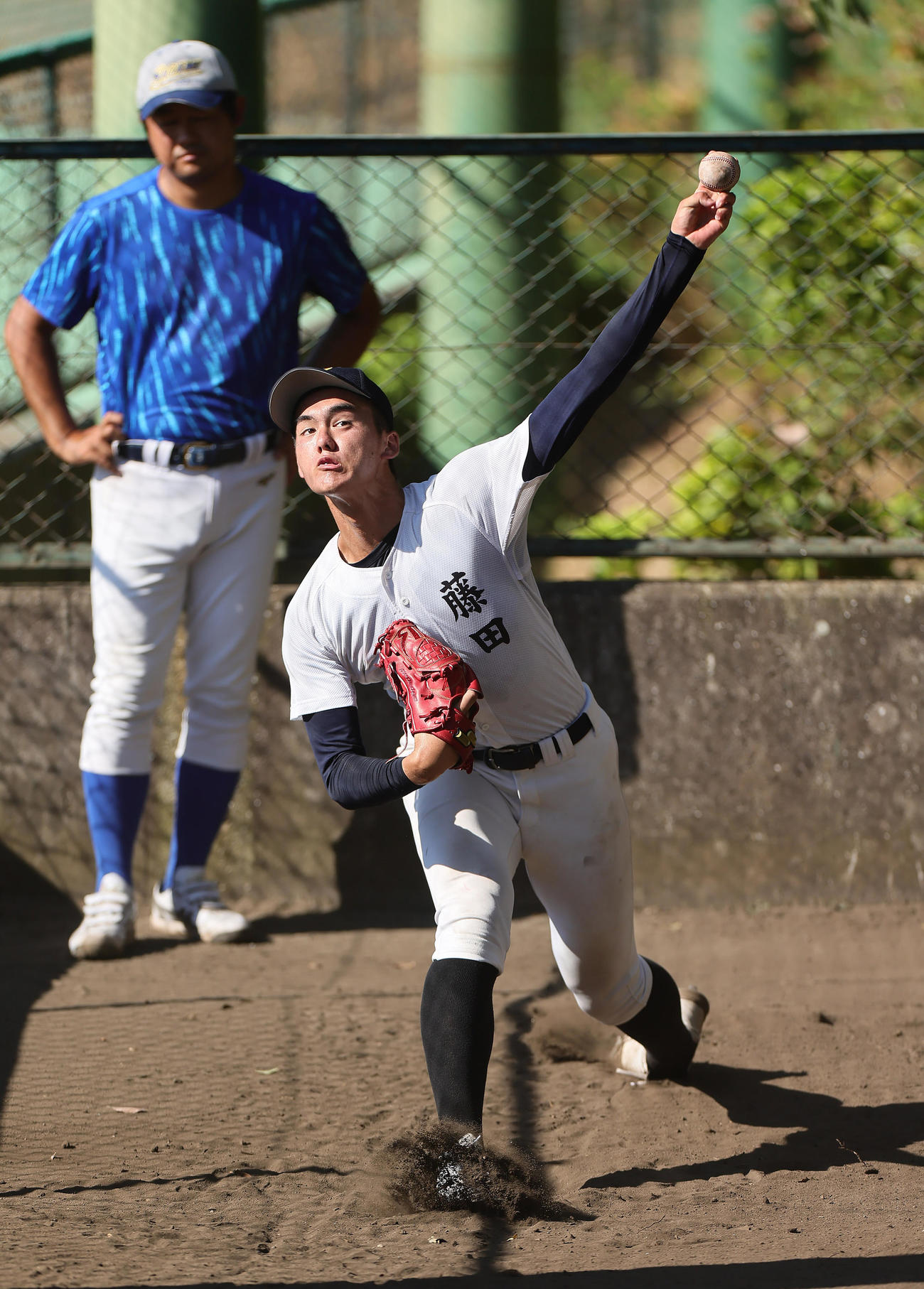 ブルペンで投球練習する東海大相模・藤田（撮影・足立雅史）