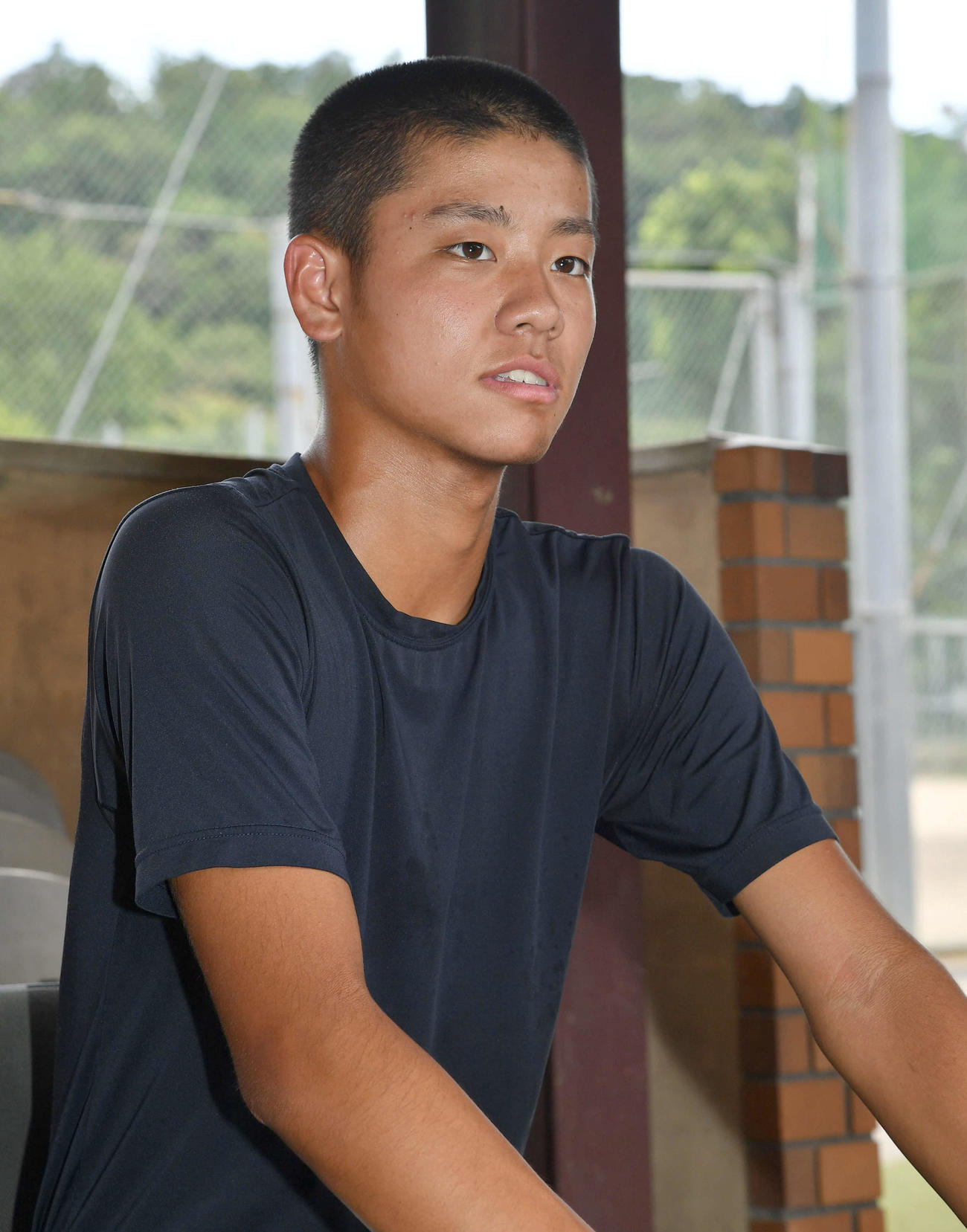 取材を受ける京都国際・西村（撮影・岩下翔太）