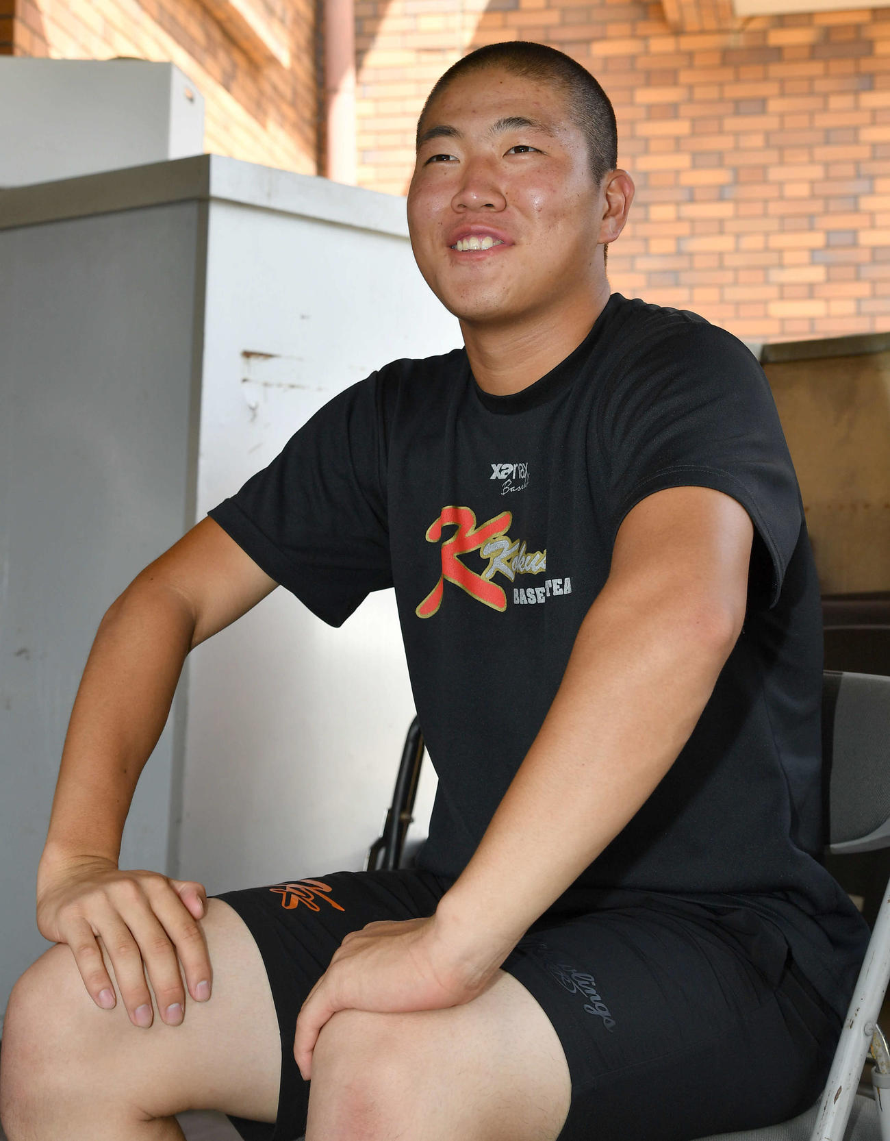 笑顔で取材を受ける京都国際・中崎（撮影・岩下翔太）