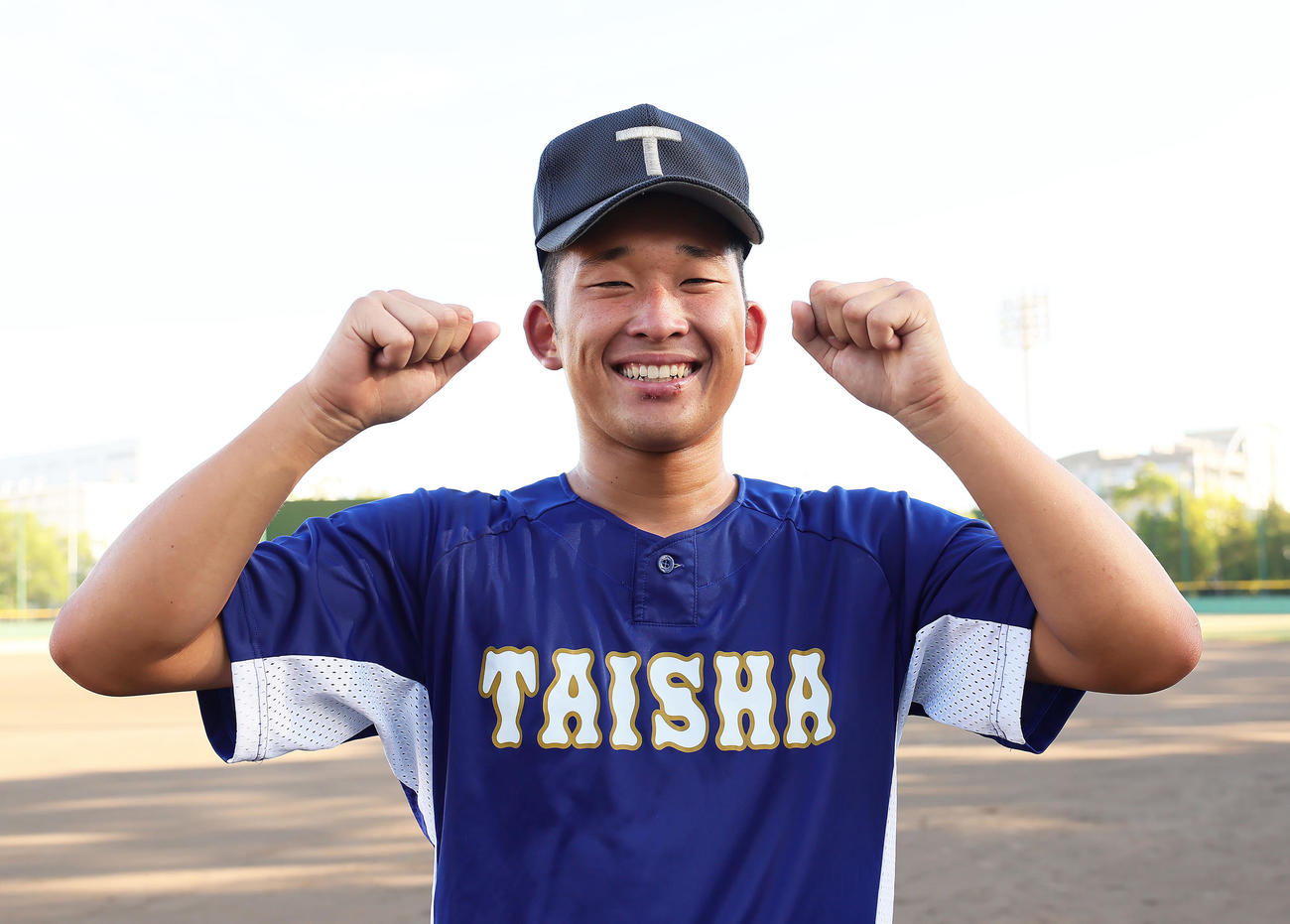 笑顔でポーズを決める大社・馬庭（撮影・足立雅史）