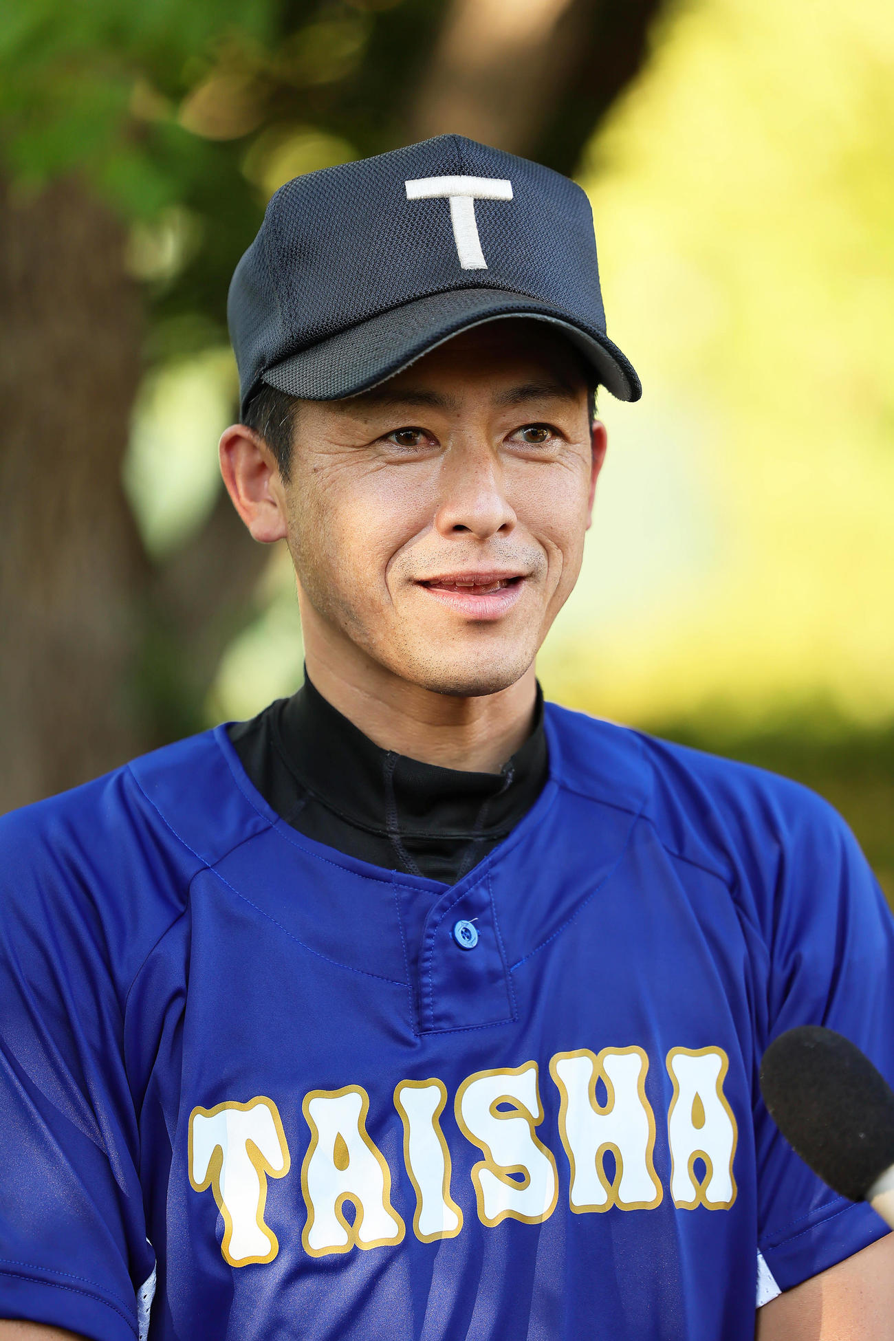 練習後、記者からの質問に答える大社・石飛監督（撮影・足立雅史）