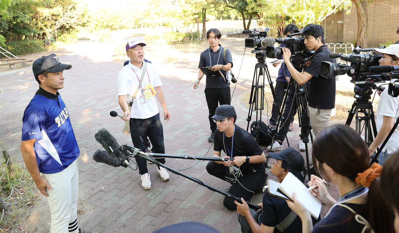 練習後、記者からの質問に答える大社・石飛監督（撮影・足立雅史）