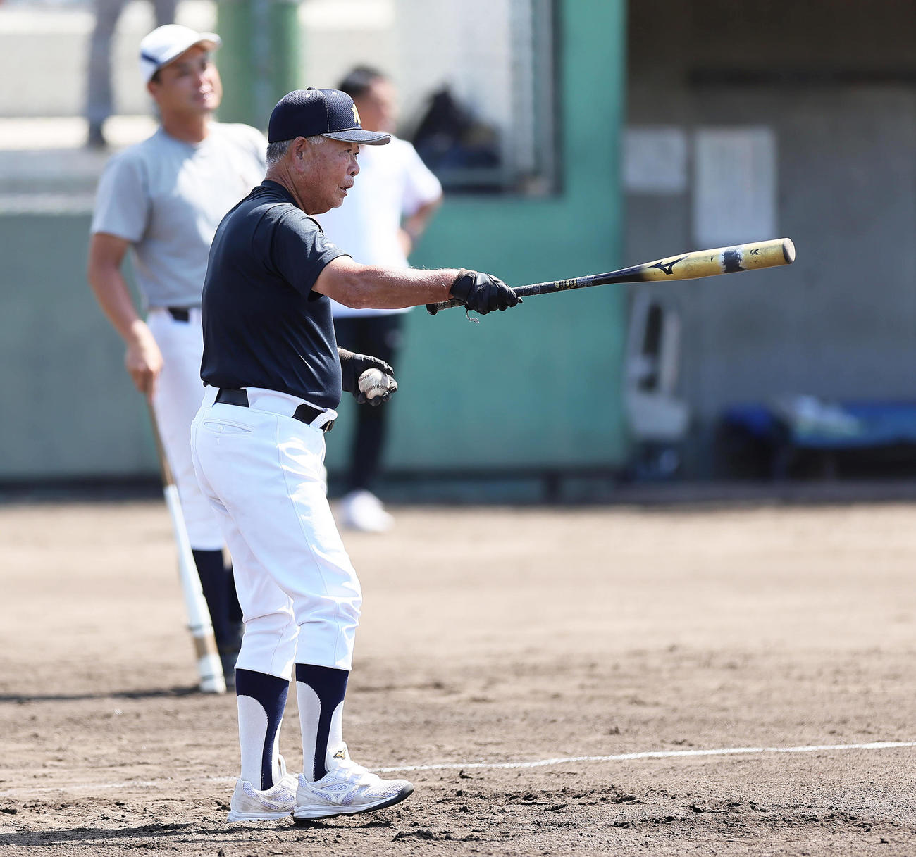 ノックを行う青森山田・渋谷元監督（撮影・足立雅史）