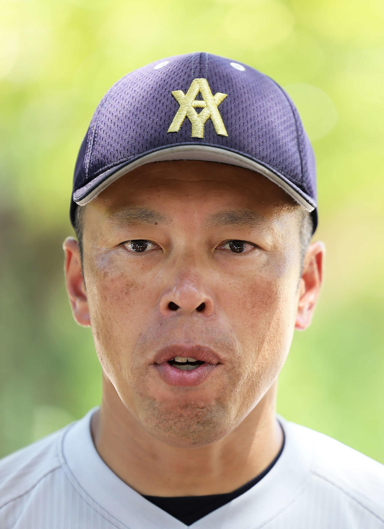 練習後、取材に応じる青森山田・兜森監督（撮影・足立雅史）