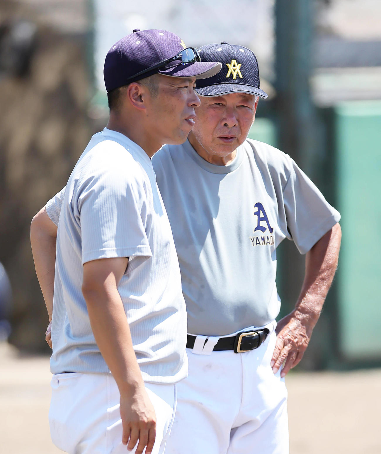 練習中、会話を交わす青森山田の兜森監督（左）と渋谷元監督（撮影・足立雅史）