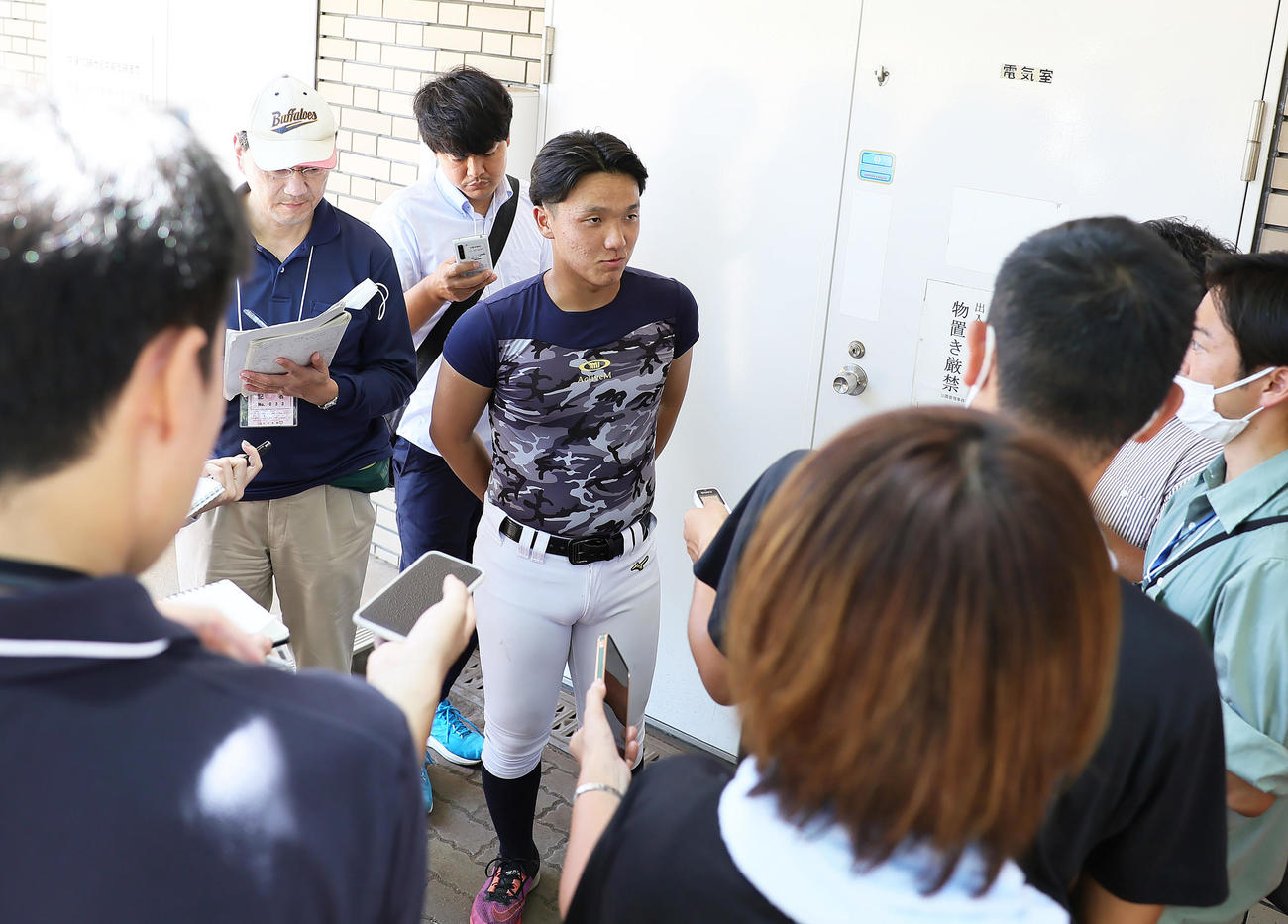 練習後、取材に応じる青森山田・橋場（撮影・足立雅史）