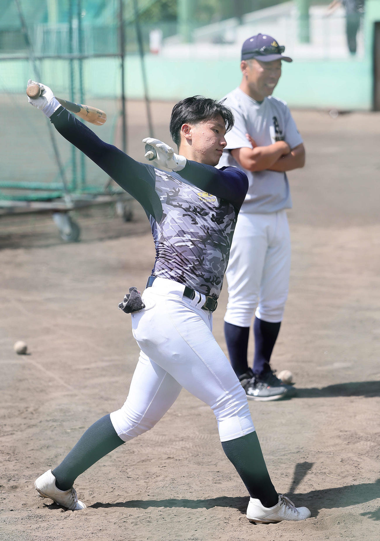 打撃練習する青森山田・橋場。後方は兜森監督（撮影・足立雅史）