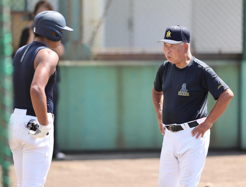 甲子園】青森山田、渋谷良弥アドバイザーのノックで気合注入 橋場主将