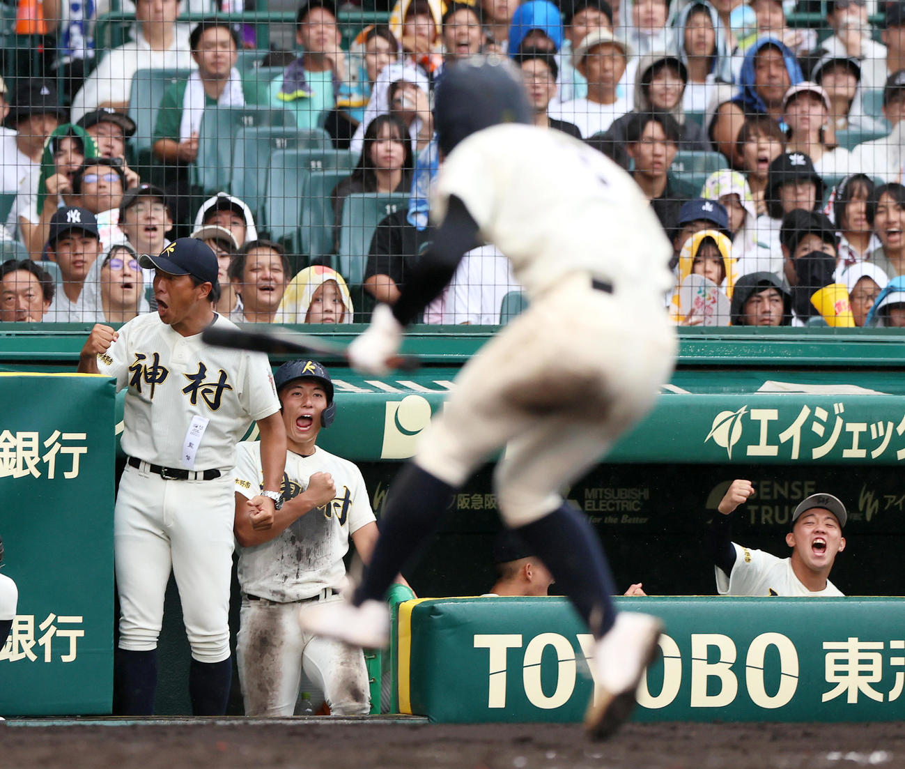 神村学園対大社　4回表神村学園2死満塁、藤田（手前）が押し出し四球を選び喜ぶ小田監督（左）（撮影・上山淳一）