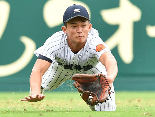 滋賀学園対青森山田 4回裏青森山田無死、佐藤隆の左飛を好捕する滋賀学園・仲田(撮影・岩下翔太)