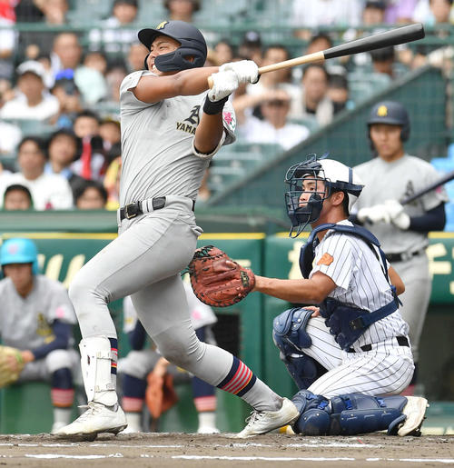 滋賀学園対青森山田 7回裏青森山田2死三塁、吉川は先制の左前適時打を放つ(撮影・岩下翔太)