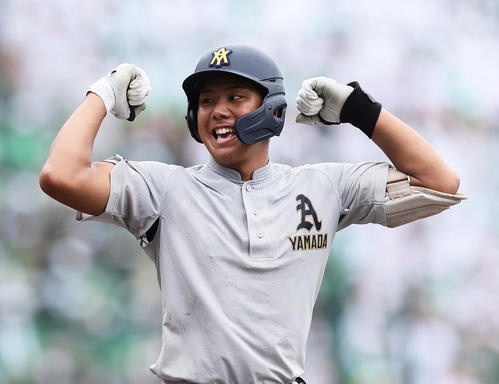 滋賀学園対青森山田 7回裏青森山田2死三塁、吉川は先制適時打を放ちガッツポーズ(撮影・足立雅史)