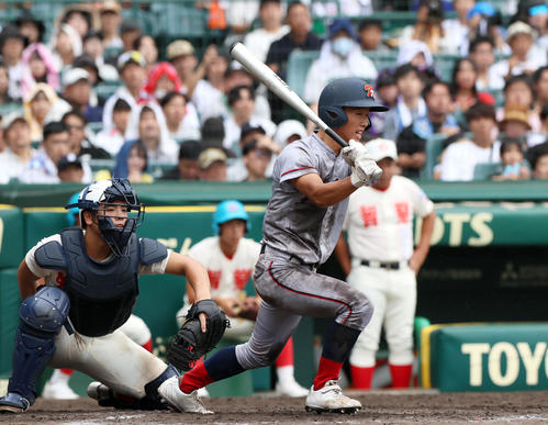 智弁学園対京都国際 4回裏京都国際2死二塁、奥井は先制の右適時二塁打を放つ(撮影・上山淳一)
