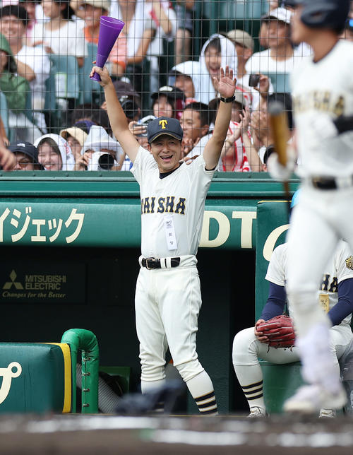 神村学園対大社 1回裏大社1死三塁、石原の三ゴロで藤原が生還し喜ぶ石飛監督(撮影・前田充)
