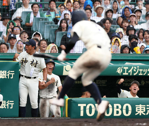 神村学園対大社 4回表神村学園2死満塁、藤田(手前)が押し出し四球を選び喜ぶ小田監督(左)(撮影・上山淳一)