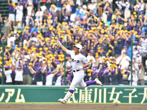 関東第一対東海大相模 7回表関東第一無死、先制の左越え本塁打を放ち、ガッツポーズしながらダイヤモンドを一周する高橋(撮影・岩下翔太)