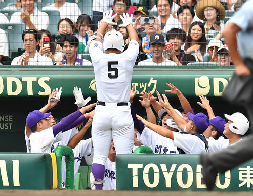 関東第一対東海大相模 7回表関東第一無死、先制の左越え本塁打を放ち、ベンチで関東第一ナインとポーズを決める高橋(撮影・岩下翔太)