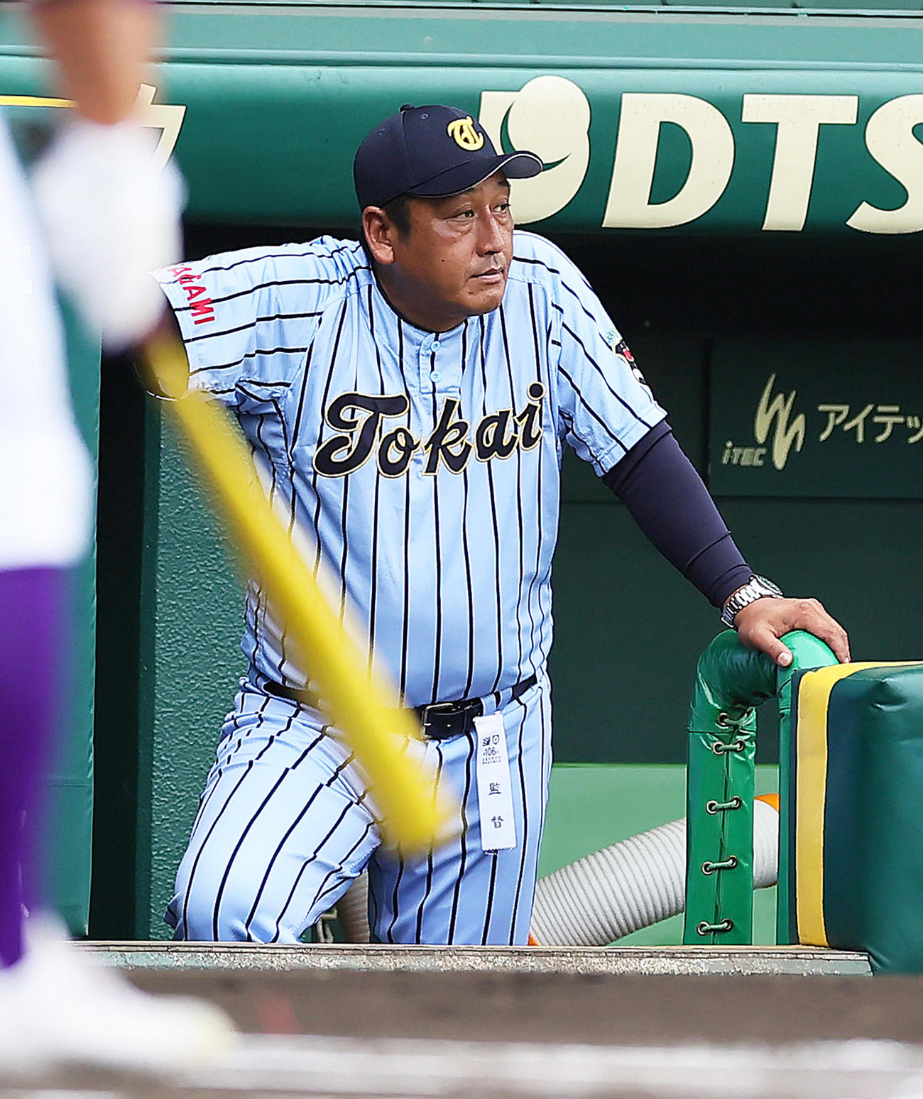 関東第一対東海大相模　戦況を見つめる東海大相模・原監督（撮影・足立雅史）