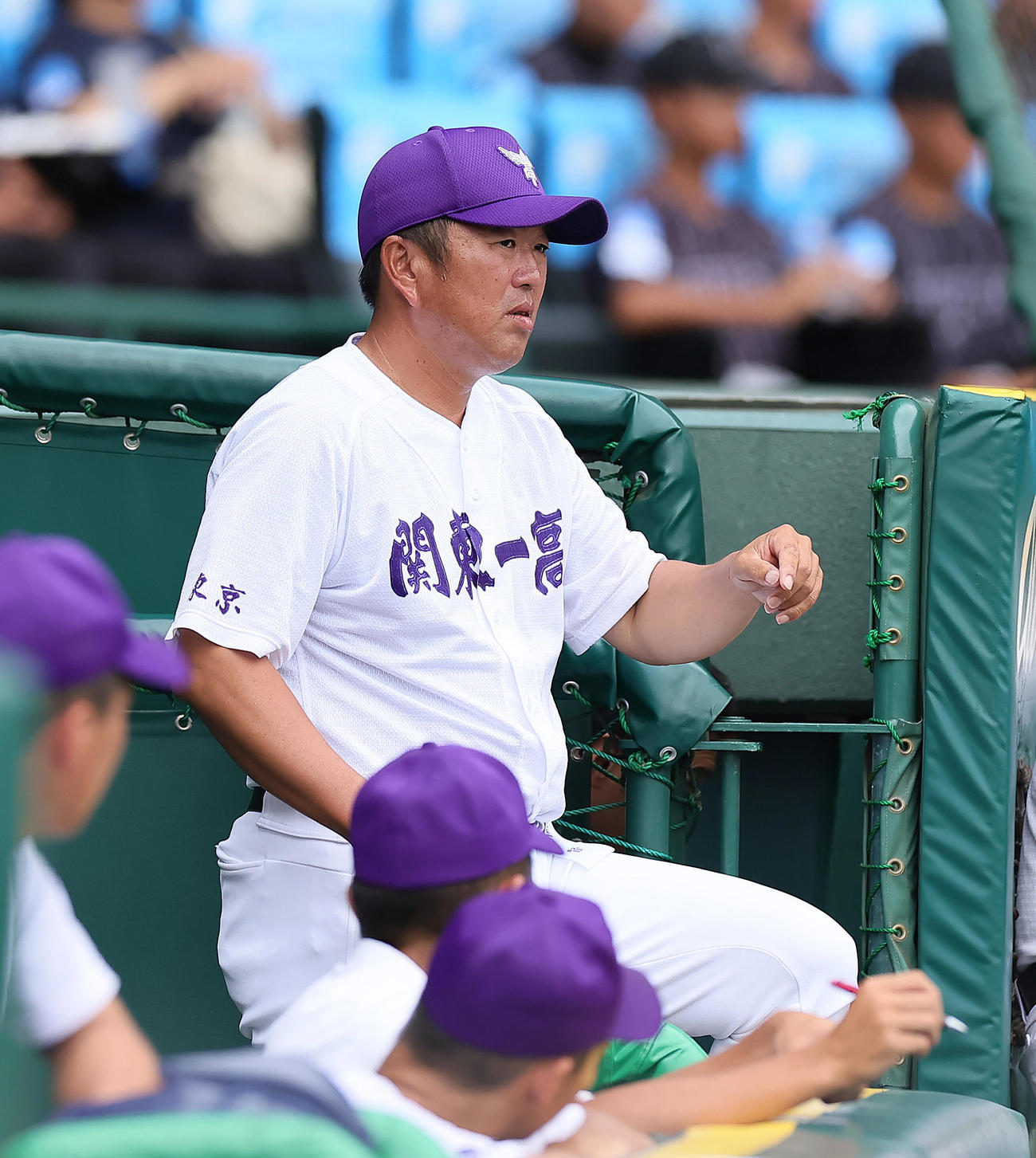 関東第一対東海大相模　戦況を見つめる関東第一・米沢監督（撮影・足立雅史）