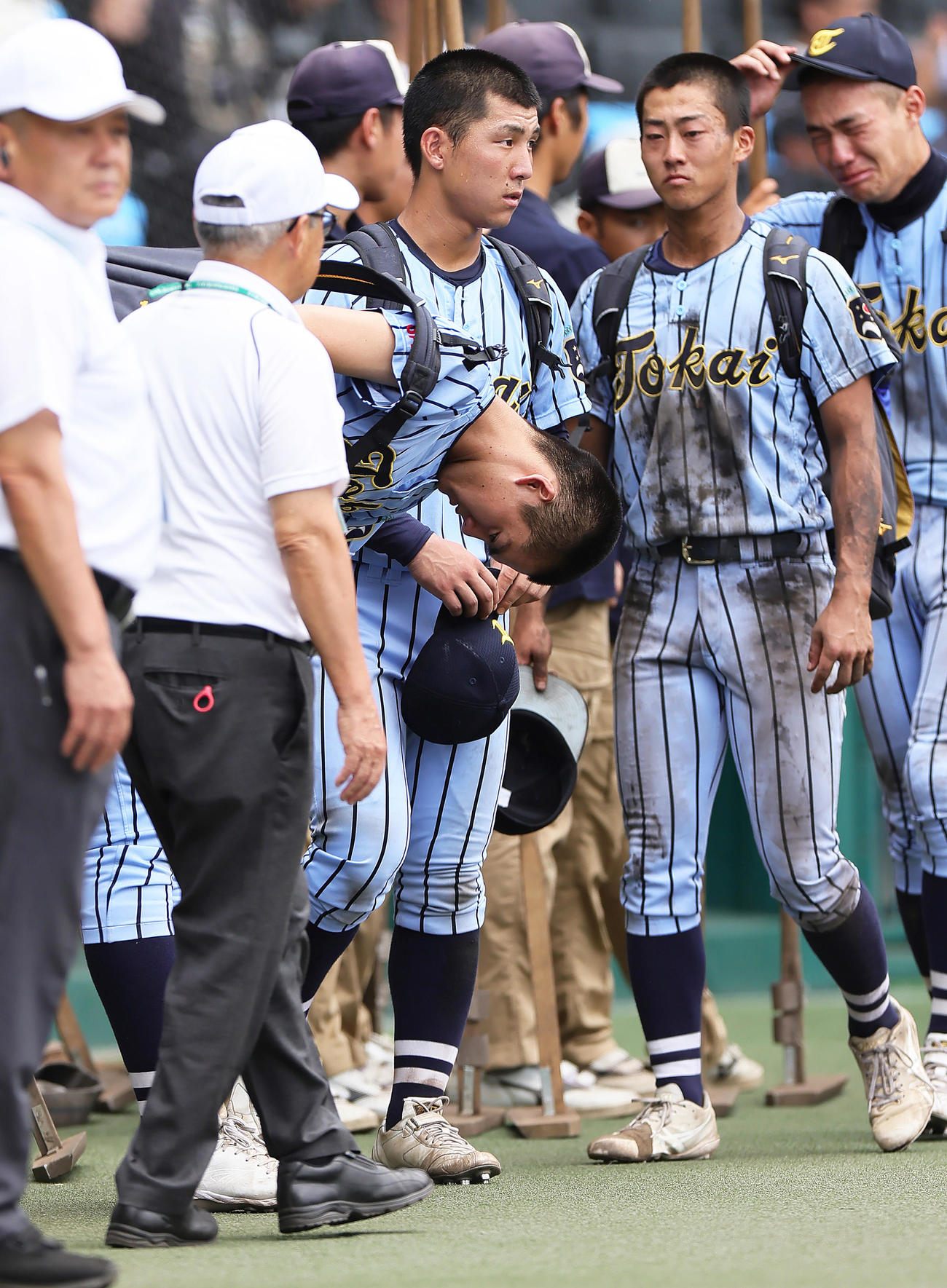 関東第一対東海大相模　関東第一に敗れた東海大相模・藤田（中央）は深々と一礼し甲子園を後にする（撮影・足立雅史）