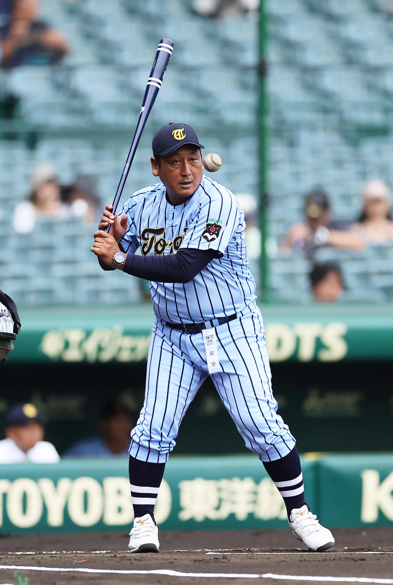 関東第一対東海大相模　試合前、ノックを行う東海大相模・原監督（撮影・足立雅史）