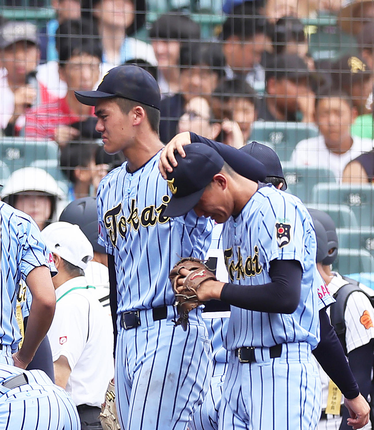 関東第一対東海大相模　関東第一に敗れた東海大相模先発の藤田（左）は2番手福田をなぐさめる（撮影・足立雅史）
