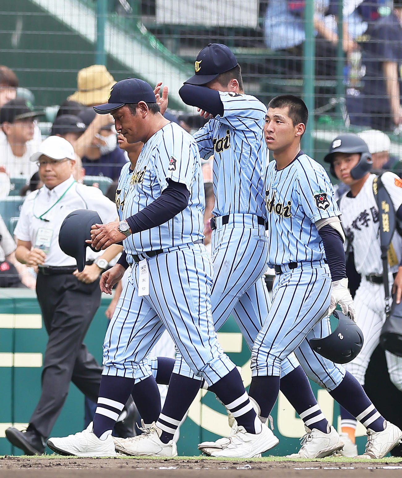 関東第一対東海大相模　関東第一に敗れ、引き揚げる東海大相模の、左から原監督、藤田ら（撮影・足立雅史）