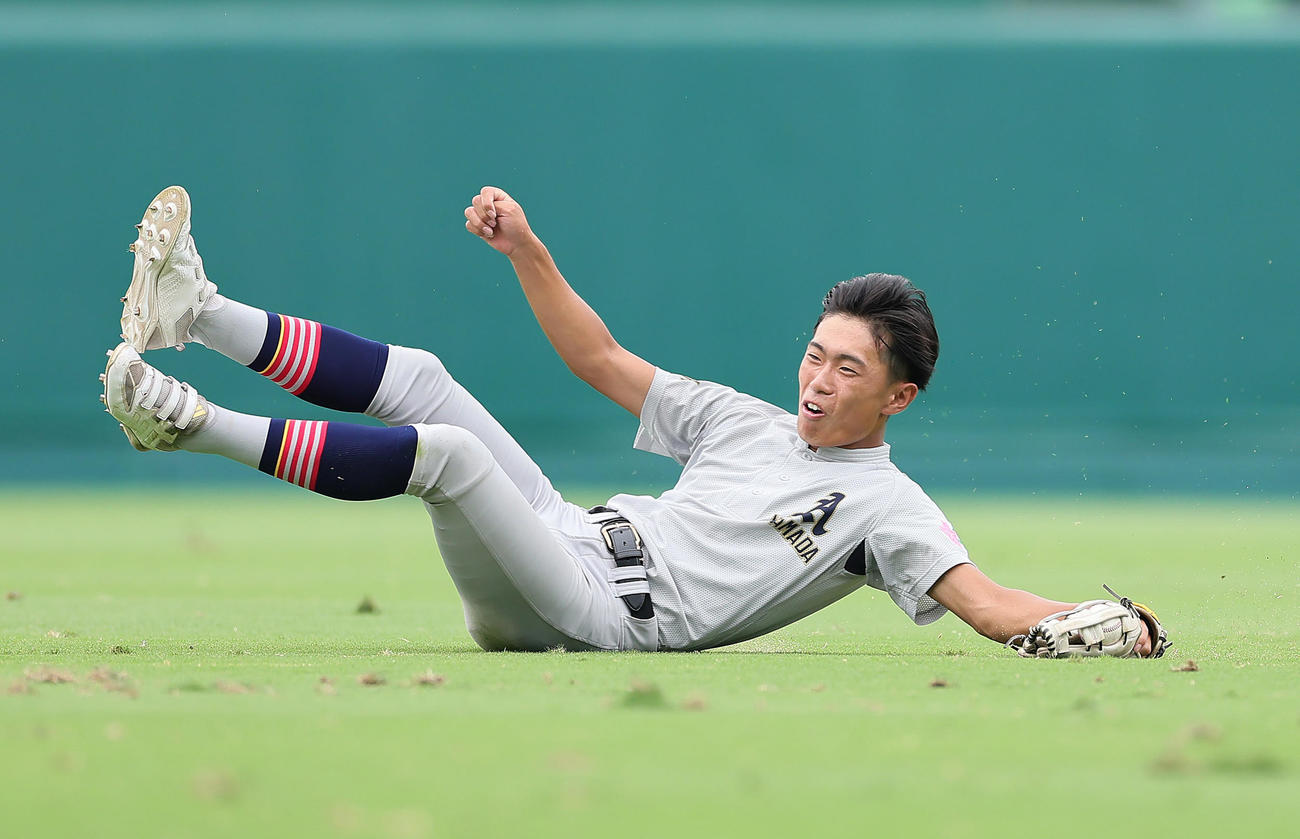 滋賀学園対青森山田　1回表滋賀学園2死二塁、岡田の打球を好捕する右翼手佐藤洸（撮影・足立雅史）
