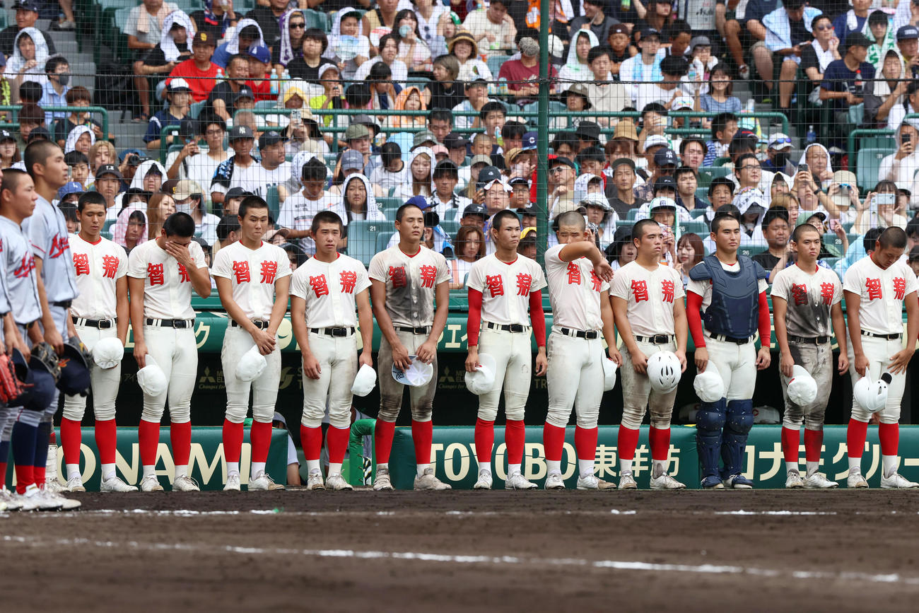 智弁学園対京都国際　京都国際に敗れ整列する智弁学園ナイン（撮影・上山淳一）