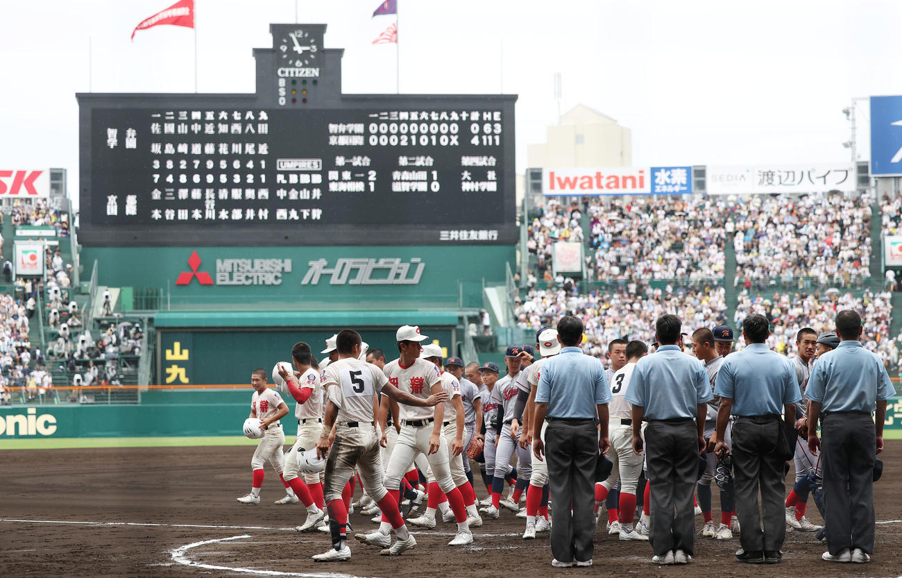 智弁学園対京都国際　京都国際に敗れ、あいさつを交わす智弁学園ナイン（撮影・前田充）