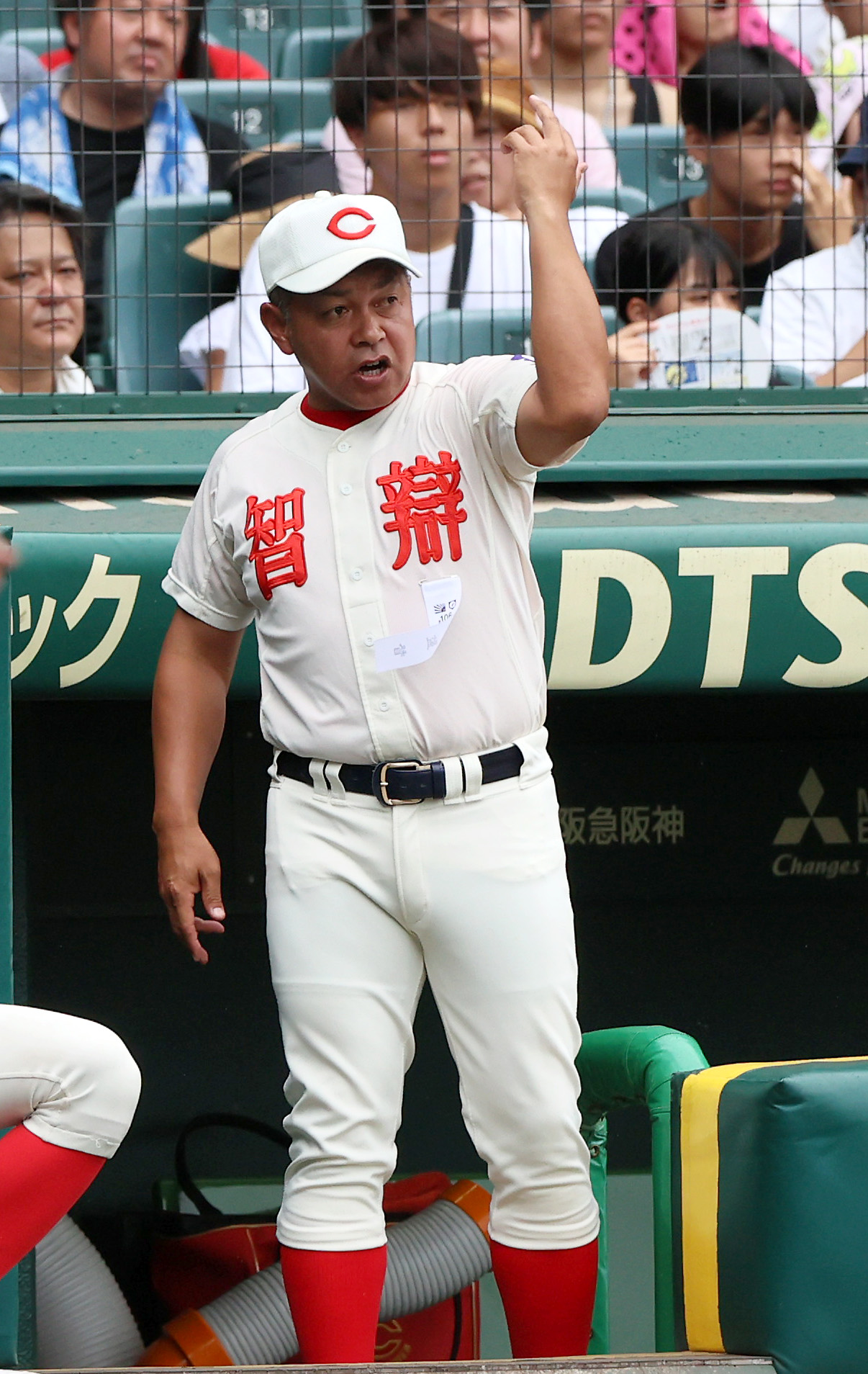 智弁学園対京都国際　3回裏、指示を出す智弁学園・小坂監督（撮影・上山淳一）